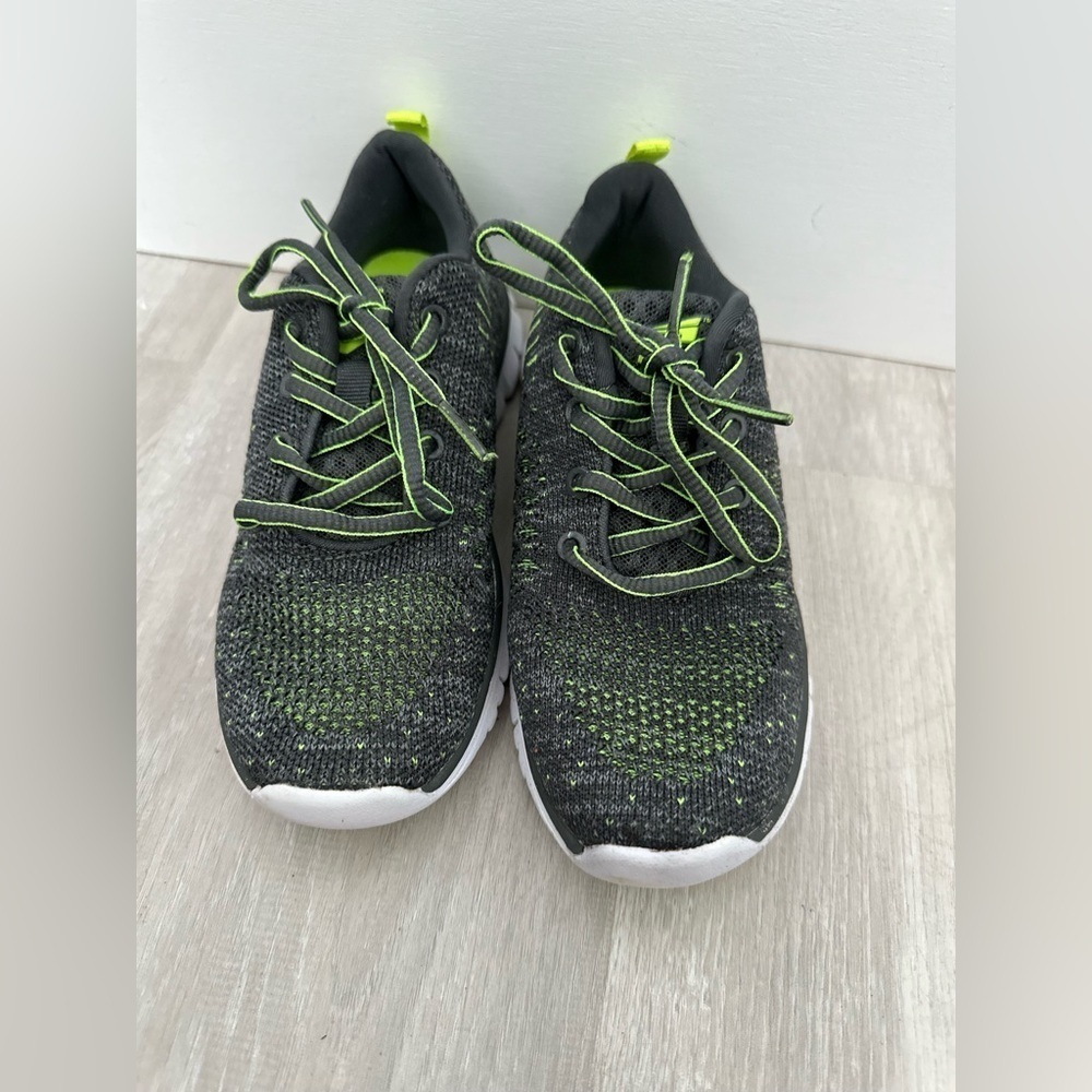 Catapult Perform Boys Lightweight SZ 2 Green Breathable Shoes Sz 2 - Picture 5 of 5
